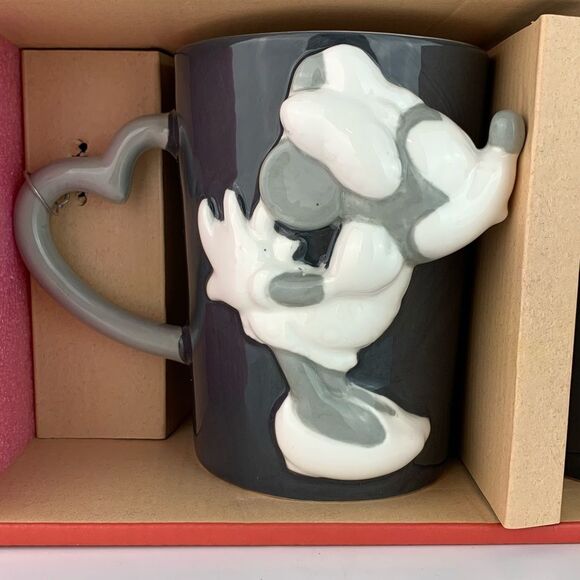 New Hallmark Disney Minnie And Mickey Two Kissing Ceramic Mugs 18 Ounces - Picture 2 of 7